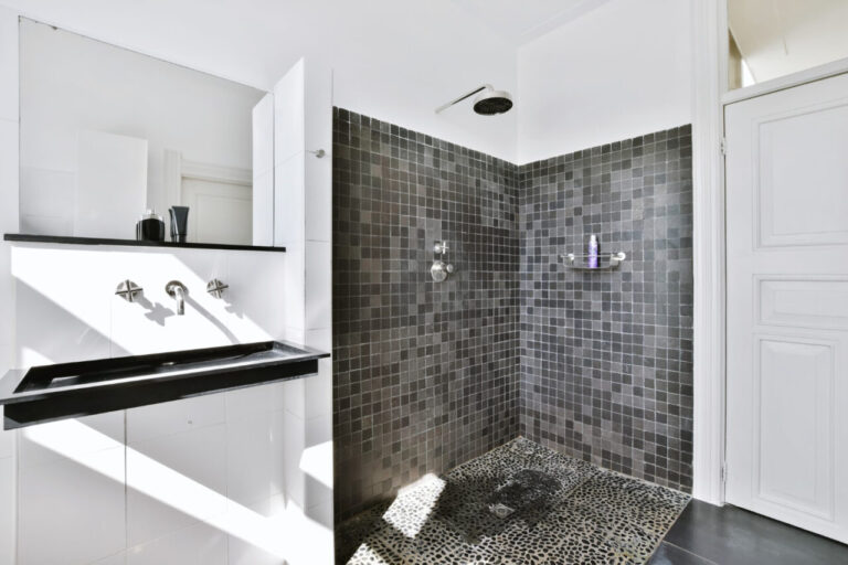Quatre erreurs coûteuses que les gens répètent en rénovant leur salle de bain
