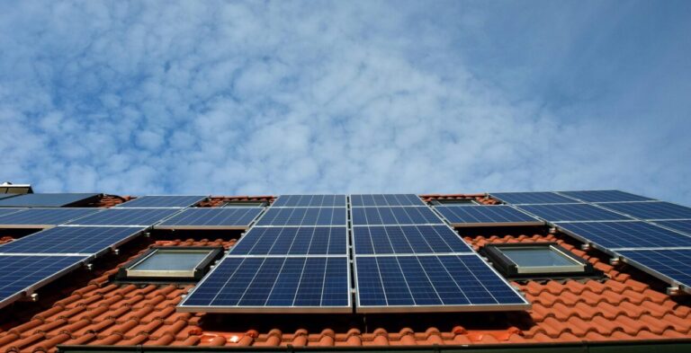 Panneaux solaires sur le toit en 2026 : prix,rentabilité et 10 conseils avant d’installer