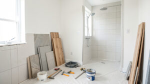 Salle de bains lumineuse en rénovation, avec matériaux, équipements et outils soigneusement organisés dans une ambiance propre et contemporaine.