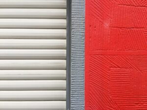 Échantillons de lames de volet roulant en aluminium et en PVC présentés côte à côte.