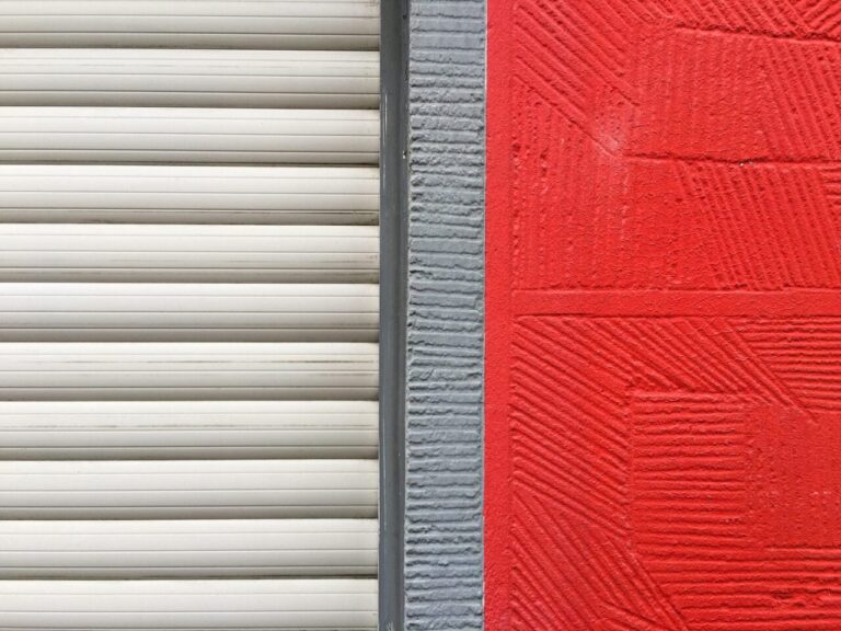 Échantillons de lames de volet roulant en aluminium et en PVC présentés côte à côte.