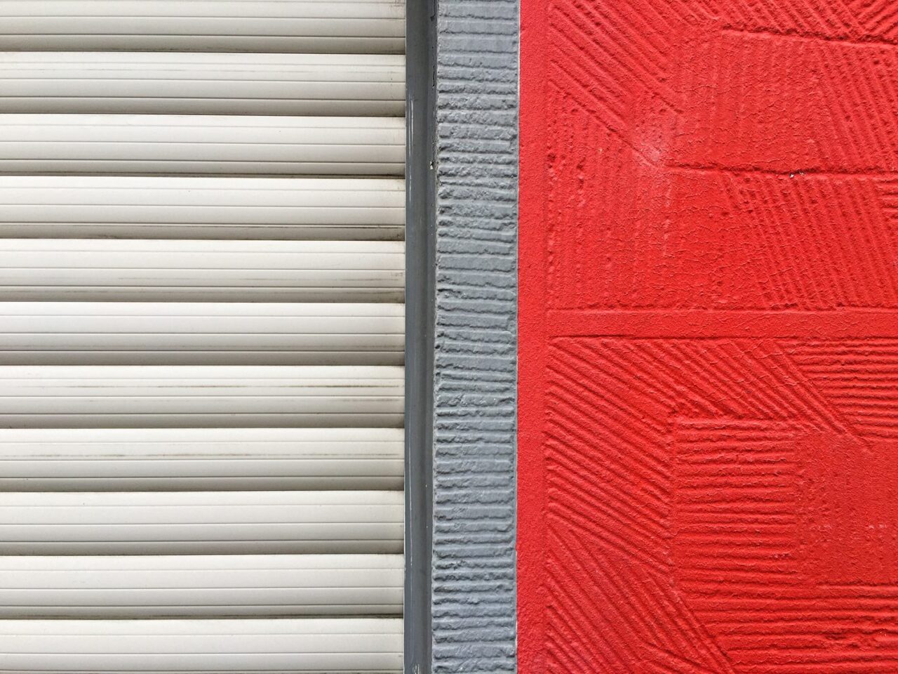 Échantillons de lames de volet roulant en aluminium et en PVC présentés côte à côte.